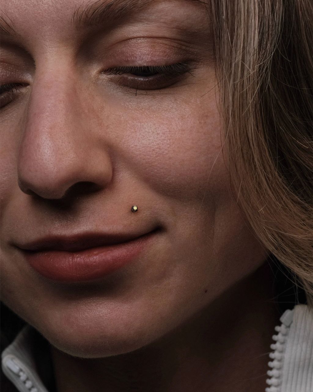 Пирсинг Монро крупным планом