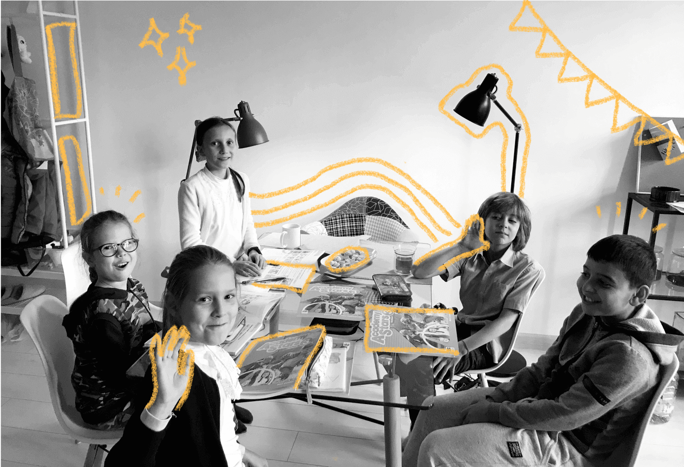 ученики школьники сидят в учебном классе с нарисованными желтыми элементами за учебниками английского языка