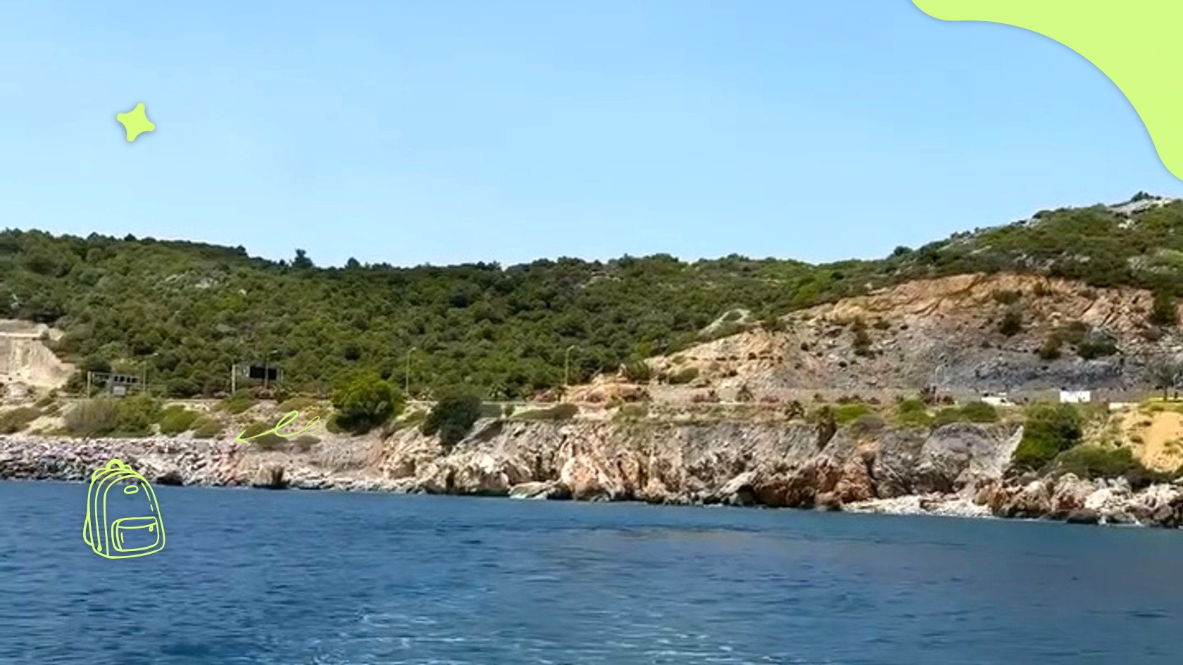 Скелястий берег із соснами й синє море, вид з яхти біля Аланії