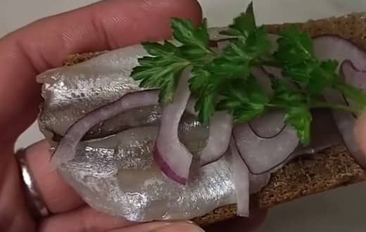 Маринованная мойва с луком