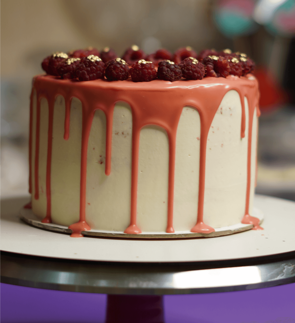 торт Красный бархат с декором из малины