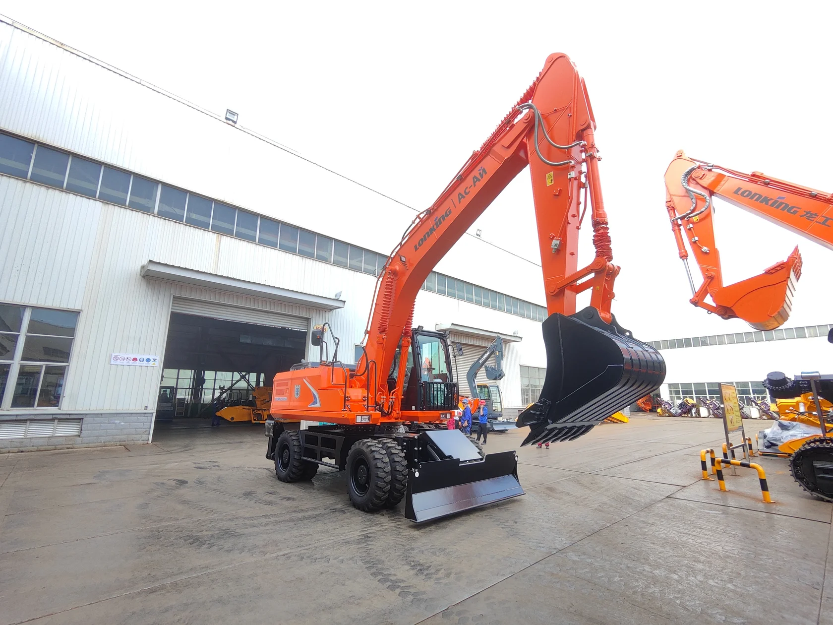 Колесный экскаватор LONKING CDM 6210W