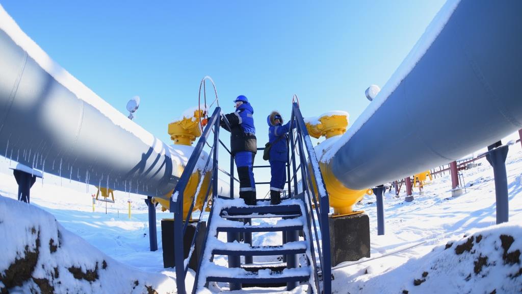 Зима производитель. Оренбургское нефтегазоконденсатное месторождение Восточный участок. Зимнее производство. Месторождения Газпрома Оренбургская область. Газопровод Газпромнефть.