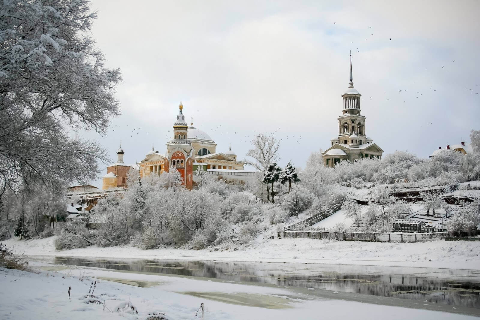 Новоторжский Борисоглебский монастырь зимой