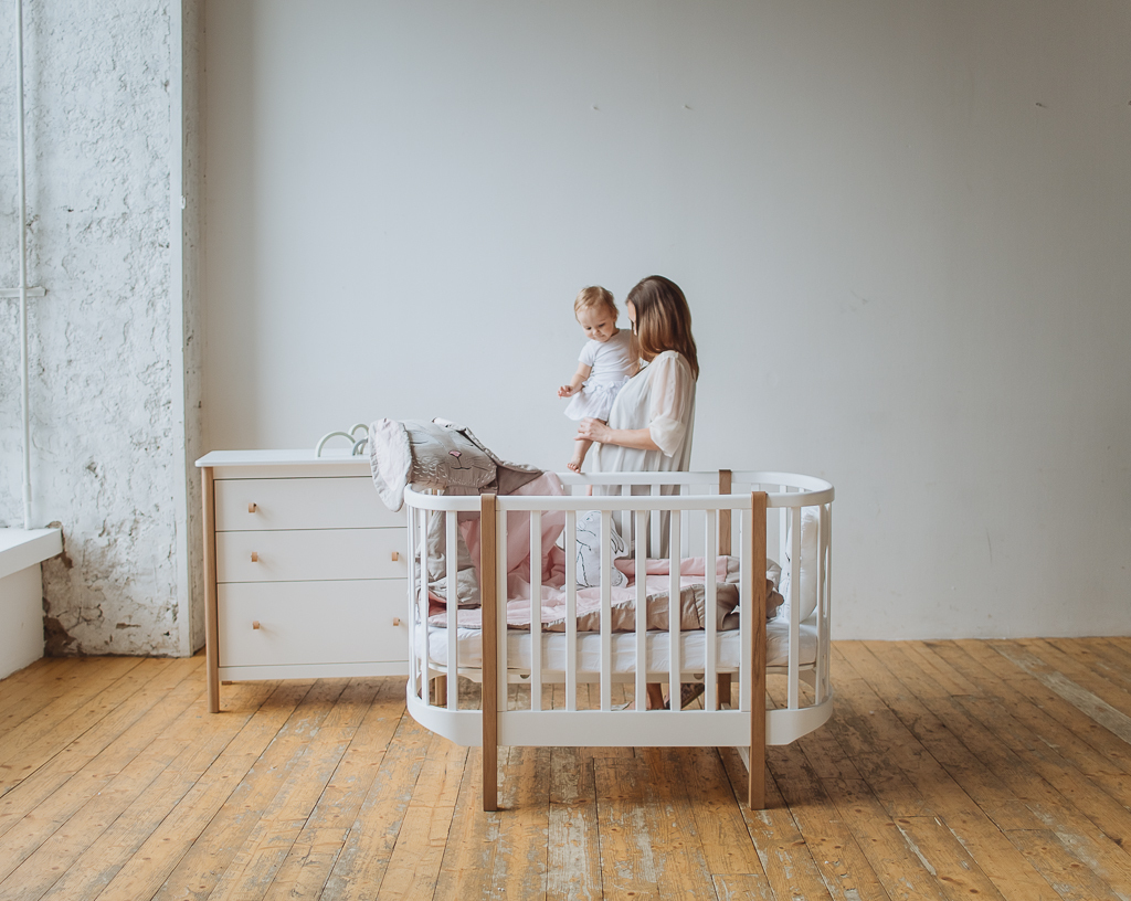 Как правильно разместить детскую кроватку в комнате родителей