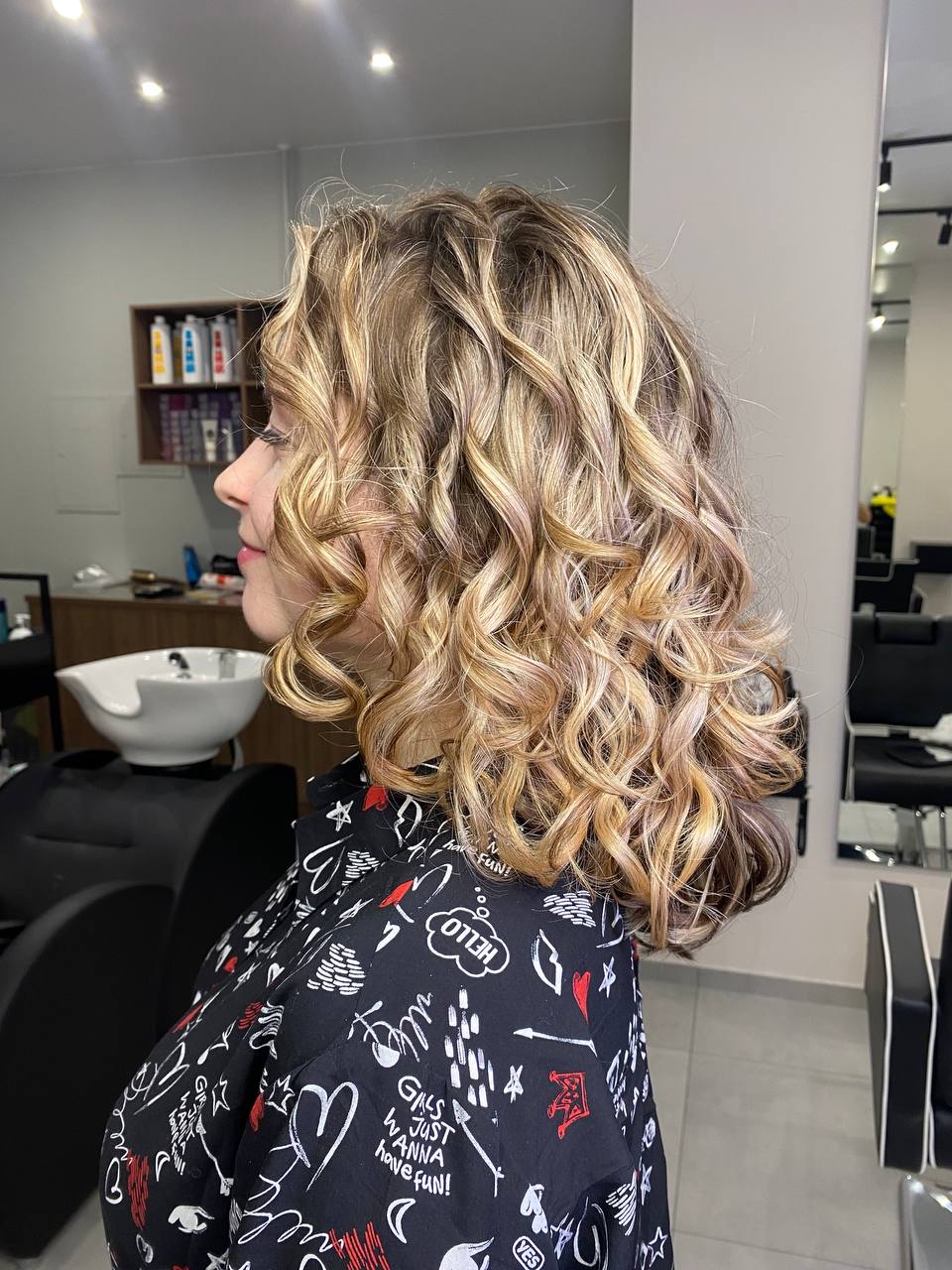 Локоны на длинные волосы утюжком. Кудрявый салон. Локоны на трапециевидной форме волос. Ice curly айсель. Парикмахерские на кудрявые волосы.