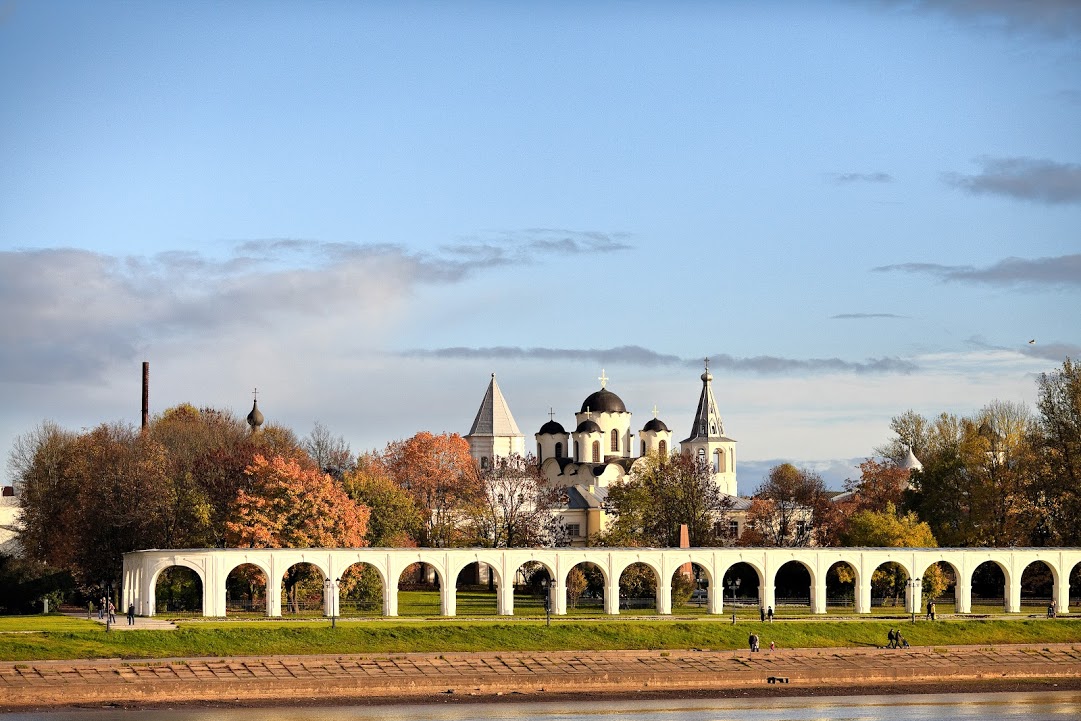 Велик новгорода. Ярославово Дворище Великий Новгород. Ярославово Дворище, Знаменский собор. Осень Великий Новгород Ярославово Дворище. Новгородский Кремль Ярославово Дворище.