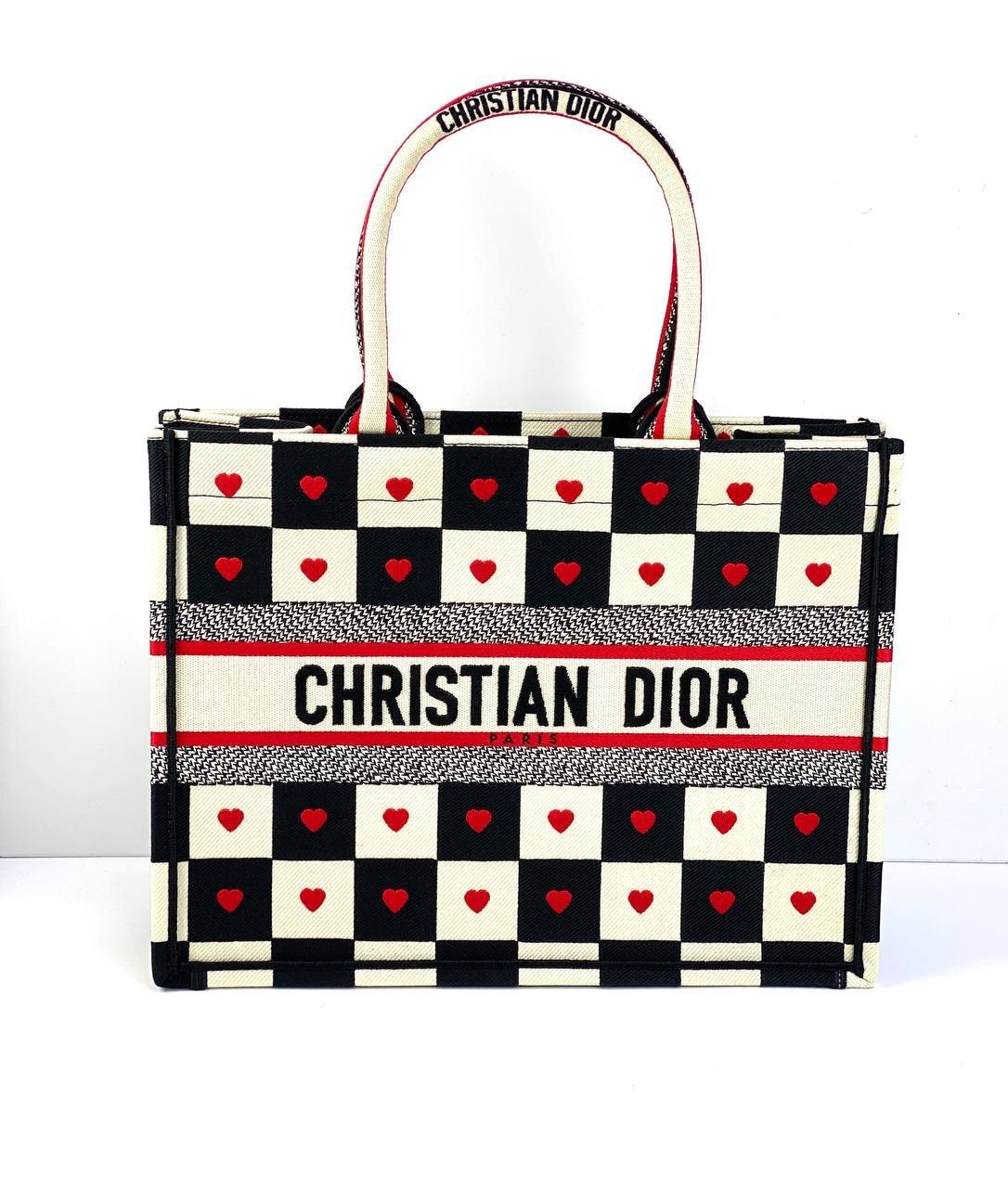 Dior book tote. Сумка диор тоте. Сумка Кристиан диор. Диор book Tote. Сумка тоут Christian Dior.