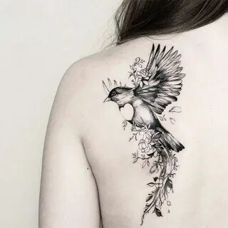 Татуировка птицы за ухом