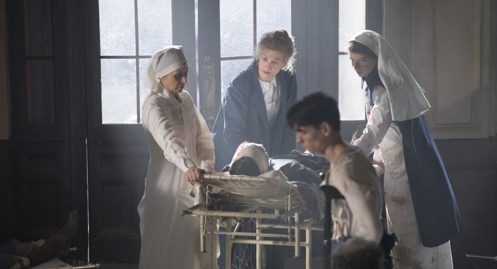 Кадр из фильма о Марии Склодовской-Кюри 2019 года  