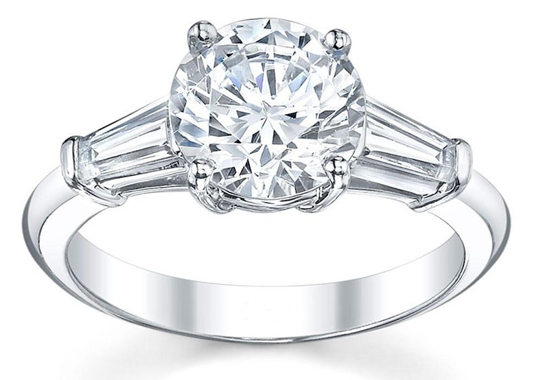 Помолвочное кольцо с крупным круглым бриллиантом и двумя багетами по краям.