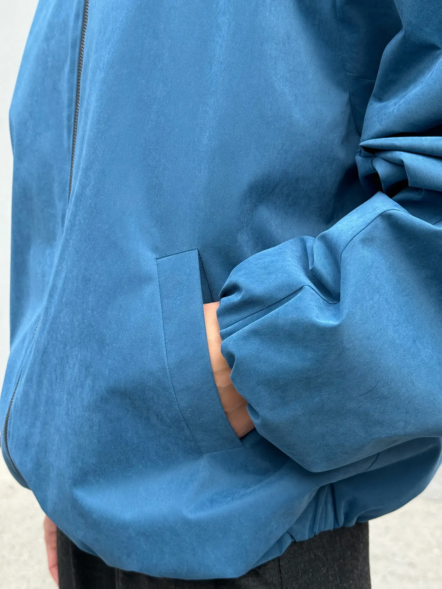 Крупный план ткани с peach-эффектом, матовая бархатистая поверхность.