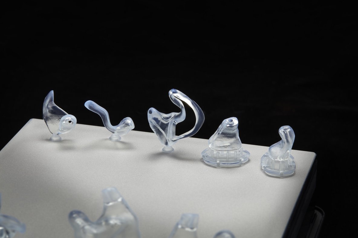 Готовые индивидуальные ушные вкладыши — результат 3D-печати и финишной обработки