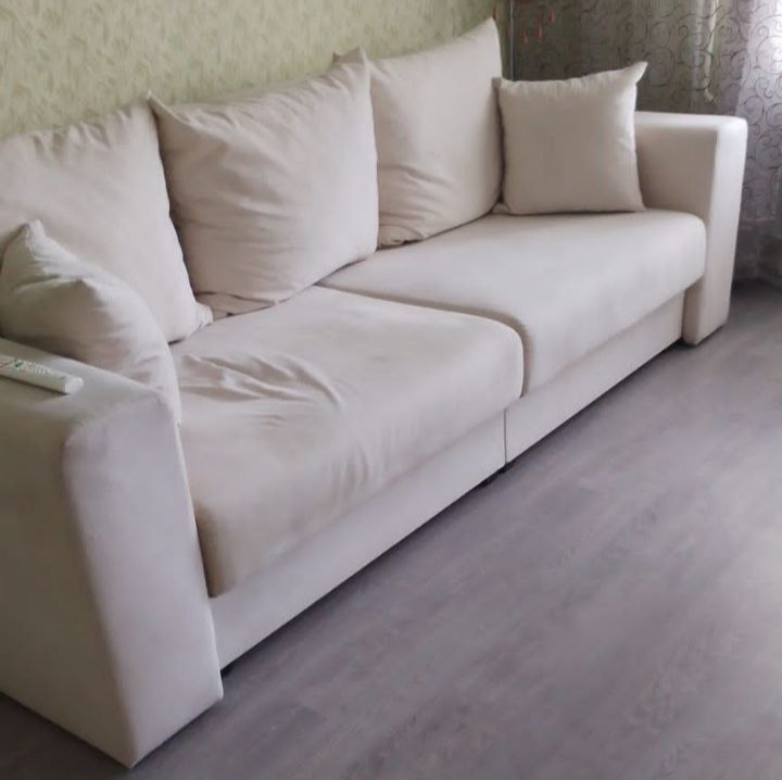 Современный диван до обновления: устаревший дизайн и изношенная обивка