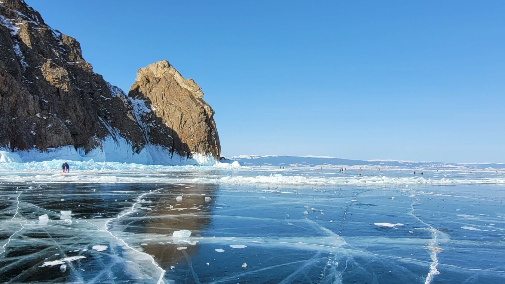Сколько лед на байкале. Бурятия Байкал. Россия, Байкал, лед, скала, пещера.