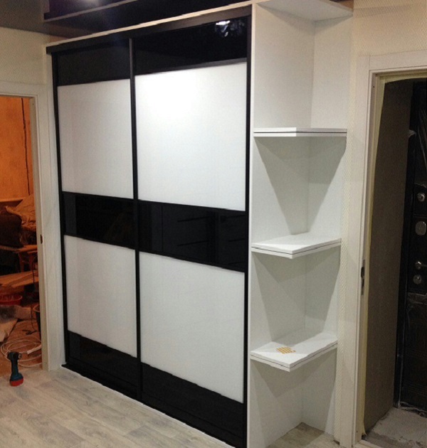 шкаф купе белый структурный зеркало серебристое