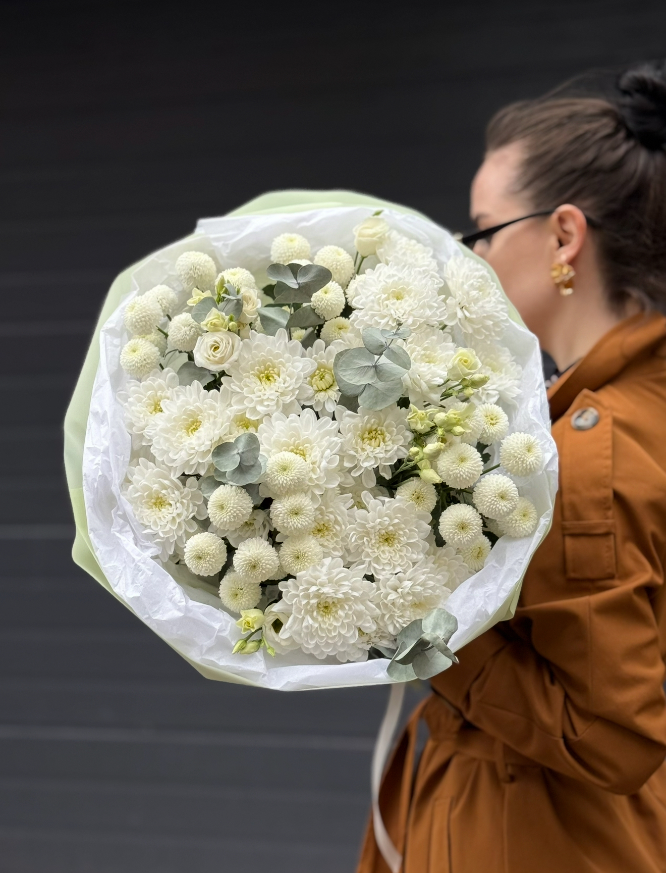 MAY flowers — цветочная студия в Нижнем Новгороде. Собираем стильные букеты на заказ, авторские букеты и цветочные композиции для любого повода: дня рождения, свидания, свадьбы, праздника или просто без повода.  В ассортименте — свежие цветы, букеты с доставкой, свадебные букеты, композиции из цветов, клубника в шоколаде, воздушные шары и дополнения к подарку.  Оформить заказ можно с доставкой цветов по Нижнему Новгороду или самовывозом из студии MAY flowers.
