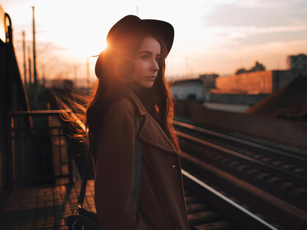 девушка вокзал платформа ожидание закат