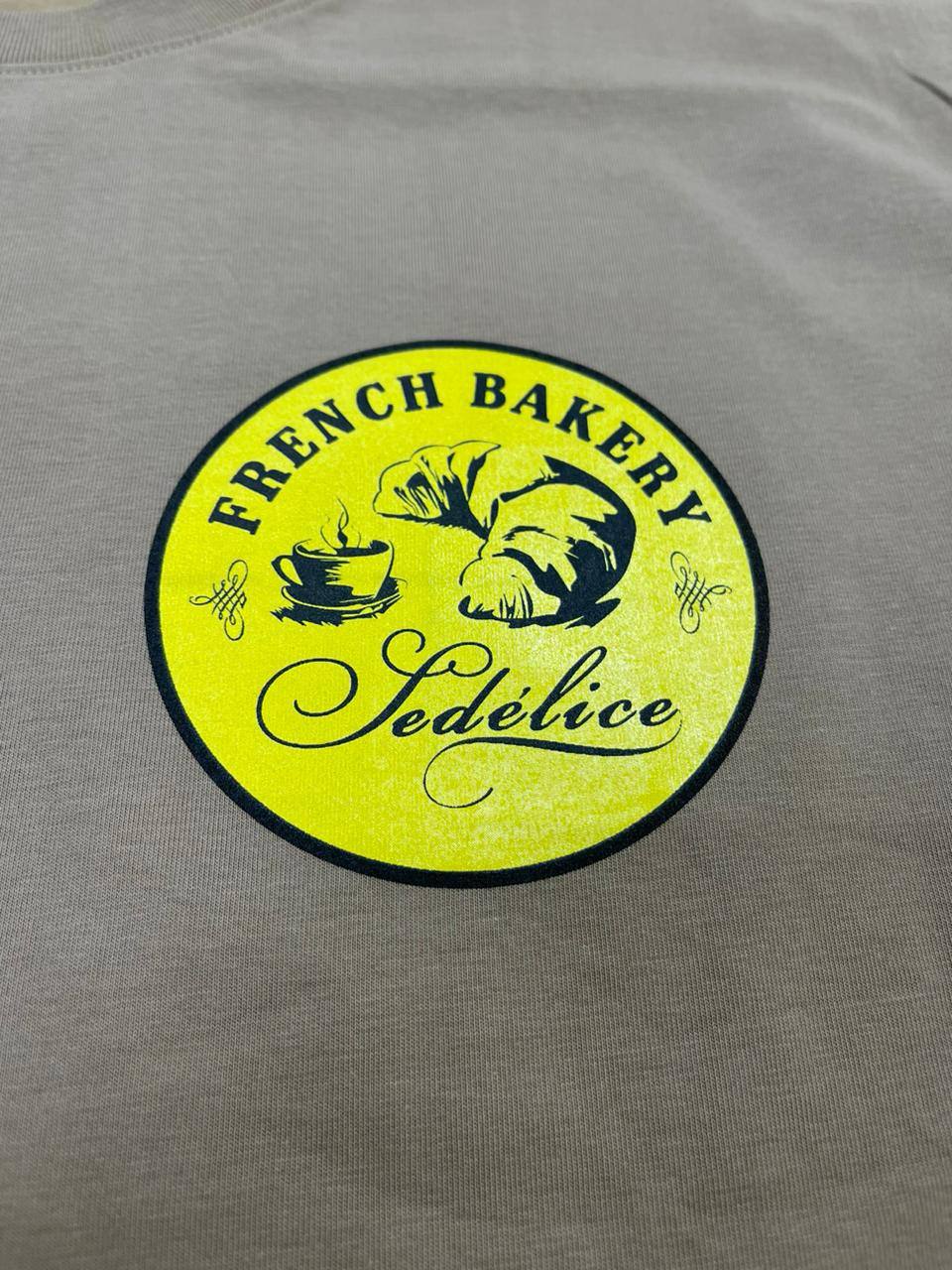 French Bakery — логотип на футболке