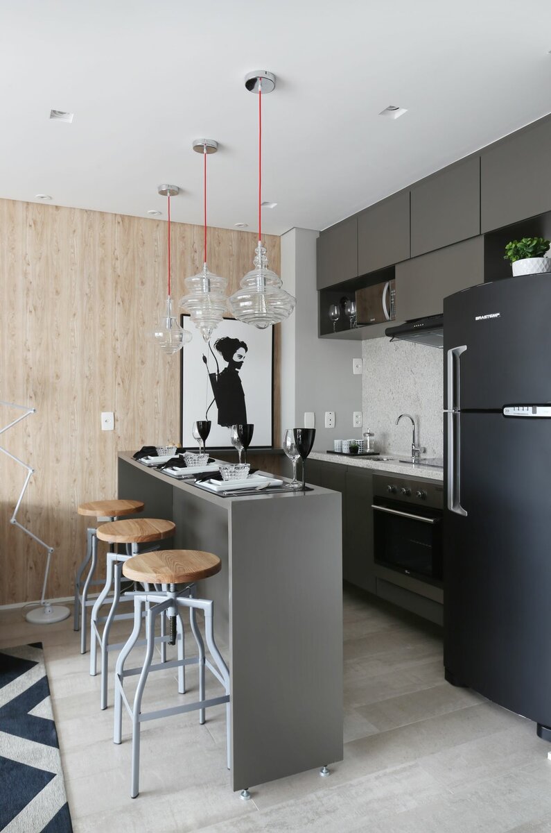 Современный дизайн интерьера предлагает массу хороших идей для владельцев малогабаритных квартир и особенно — кухонь.