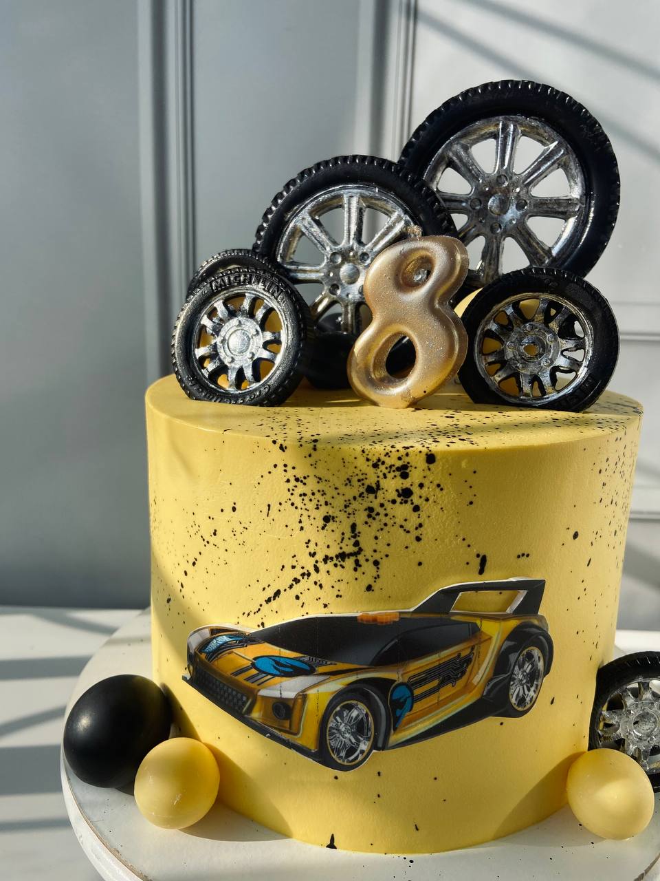 Торт с фотопечатью автомобиля и шоколадными колесами