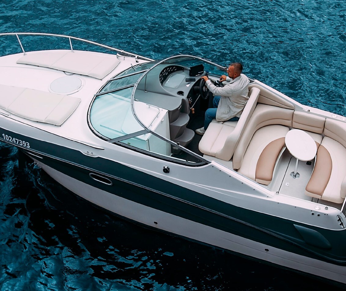 Катер Neo вид сверху - вместимость до 9 человек