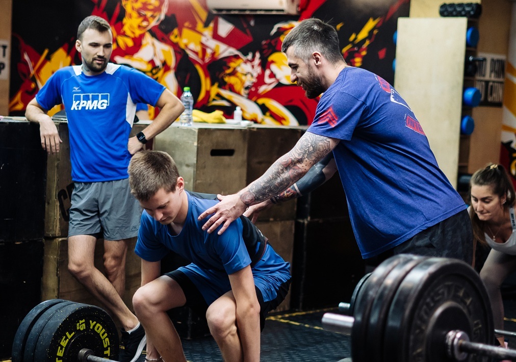 Тренер помогает участнику на тренировке в CrossFit Center Rostov