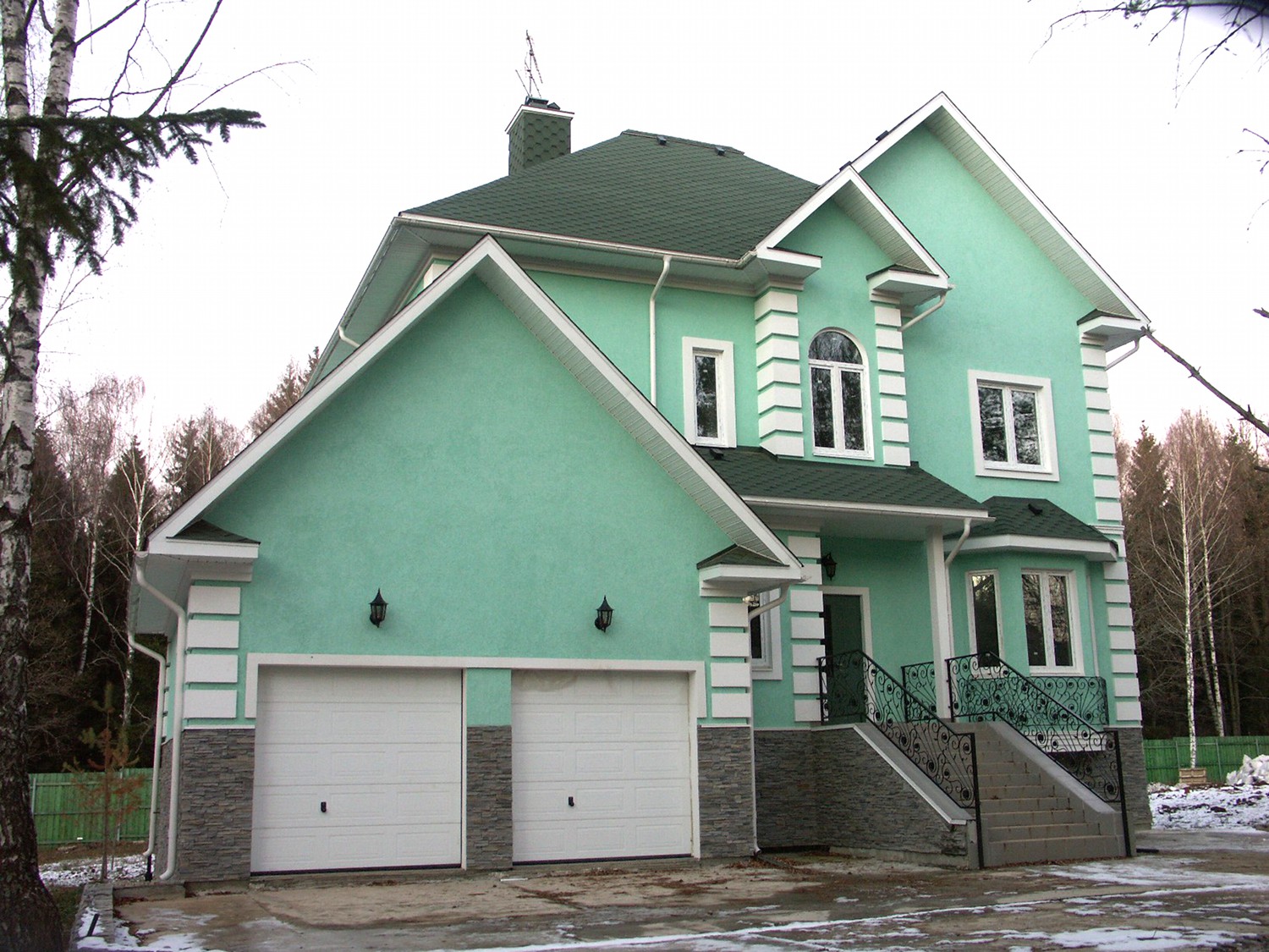 Покраска домов спб. Фасады домов с зеленой крышей. Цвета фасадов домов. Бежевый дом с зеленой крышей. Фасад с зеленой крышей.