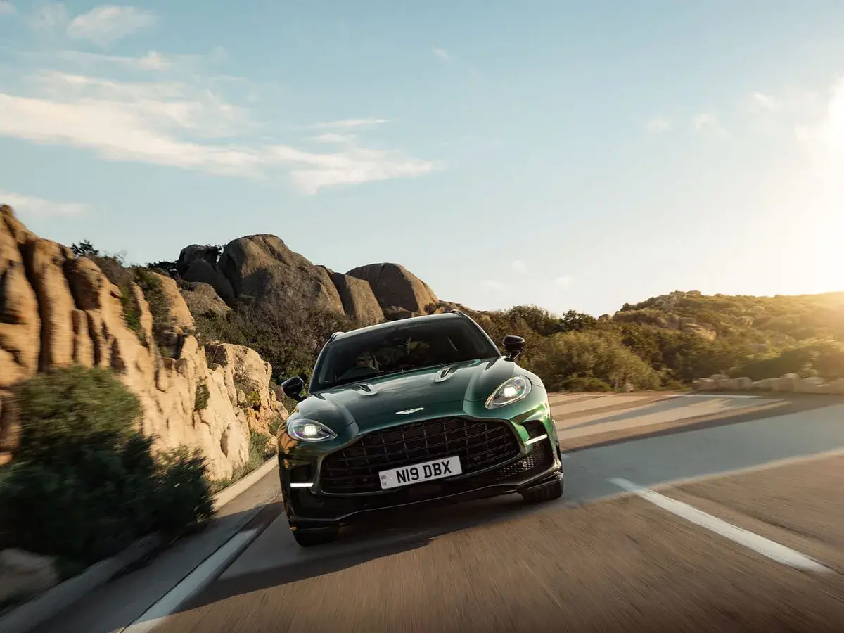 Aston Martin DBX707 — автомобиль для сравнения комплектаций AutoNDS