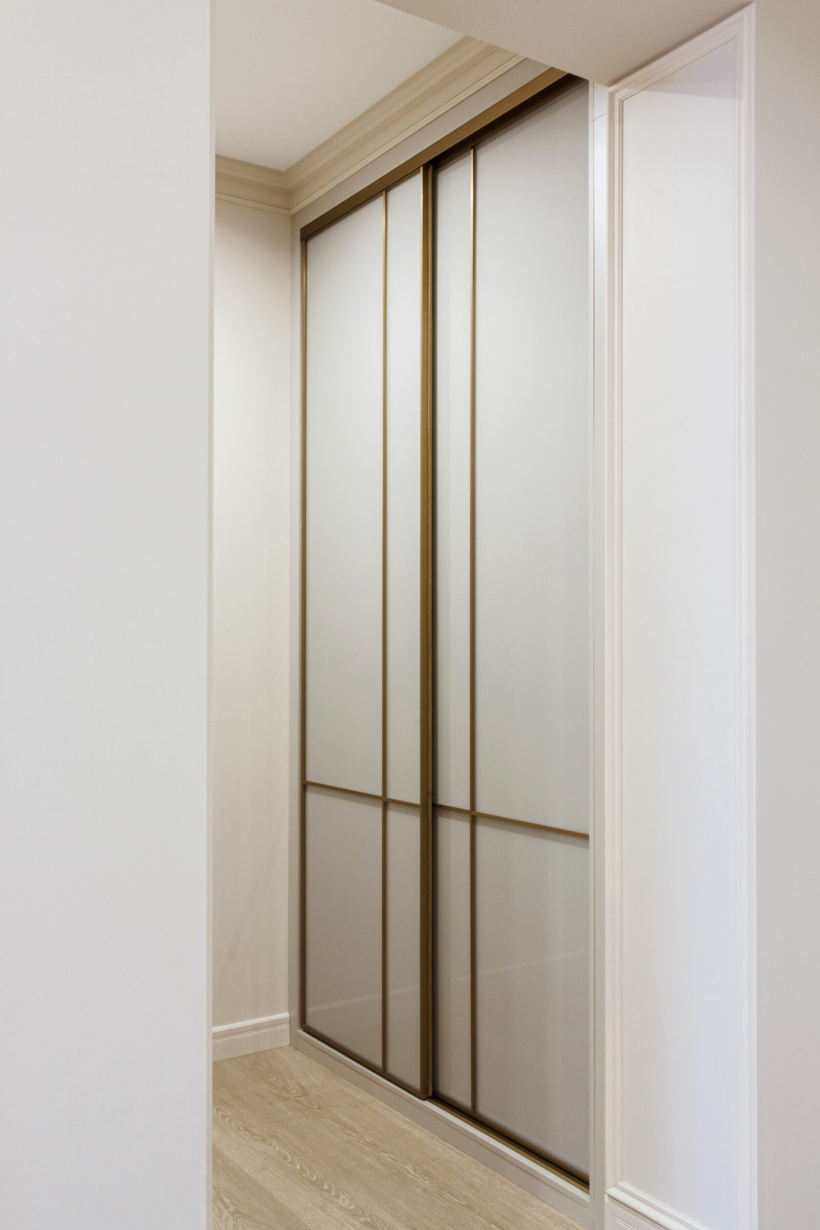 Встроенный белый шкаф-купе в нишу с белым стеклом