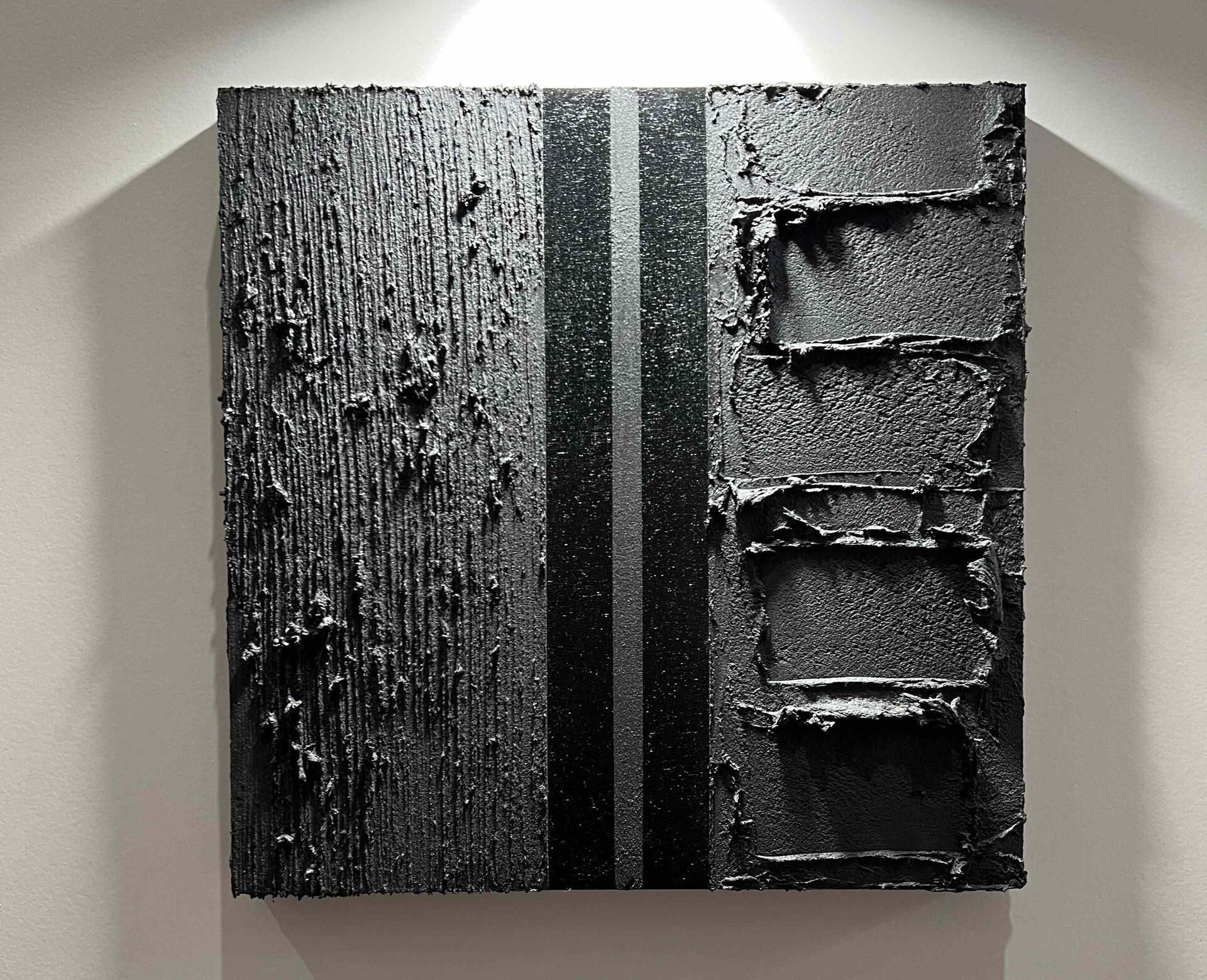 Рельеф картины в минималистичном стиле в темных тонах