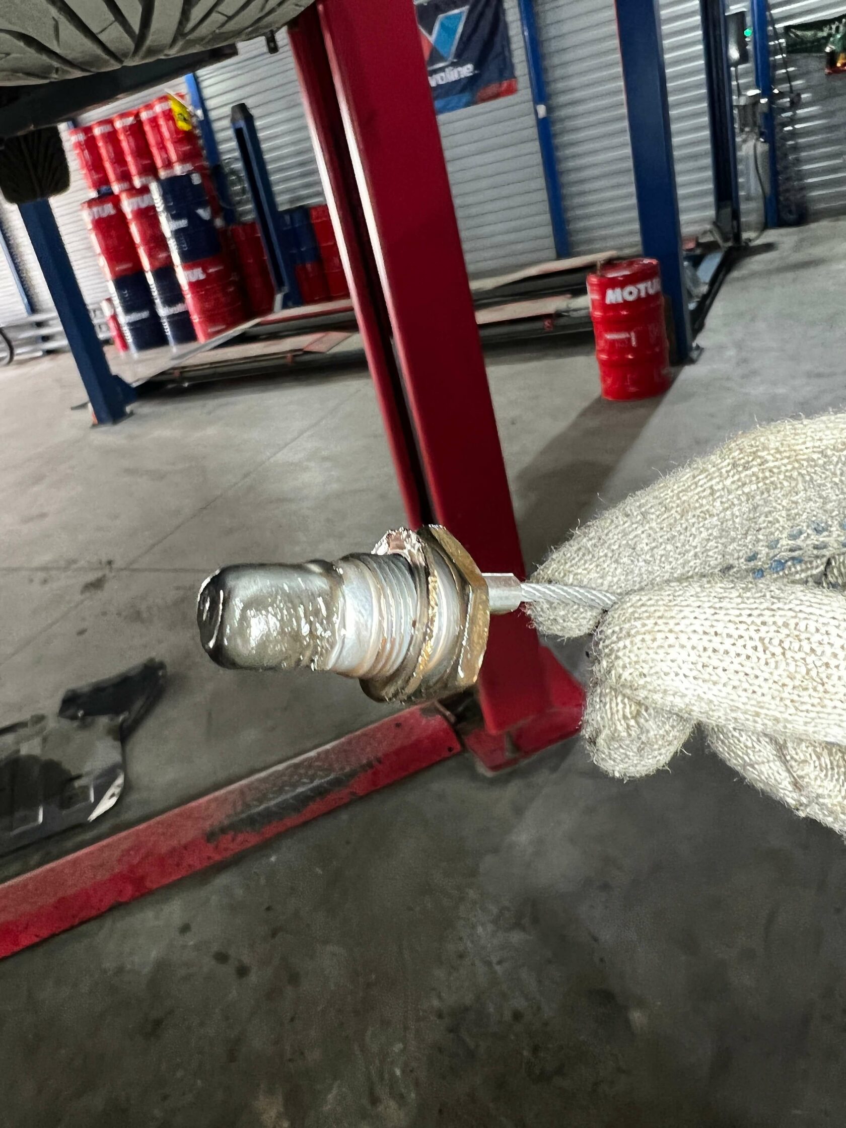 Очистка магнита сливной пробки