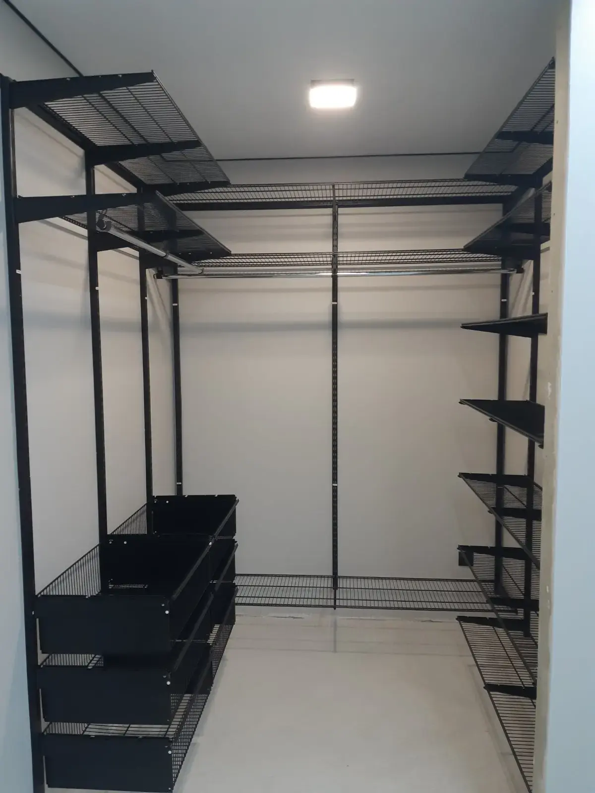 Гардеробная с угловыми секциями и местом для обуви на заказ в Сургуте