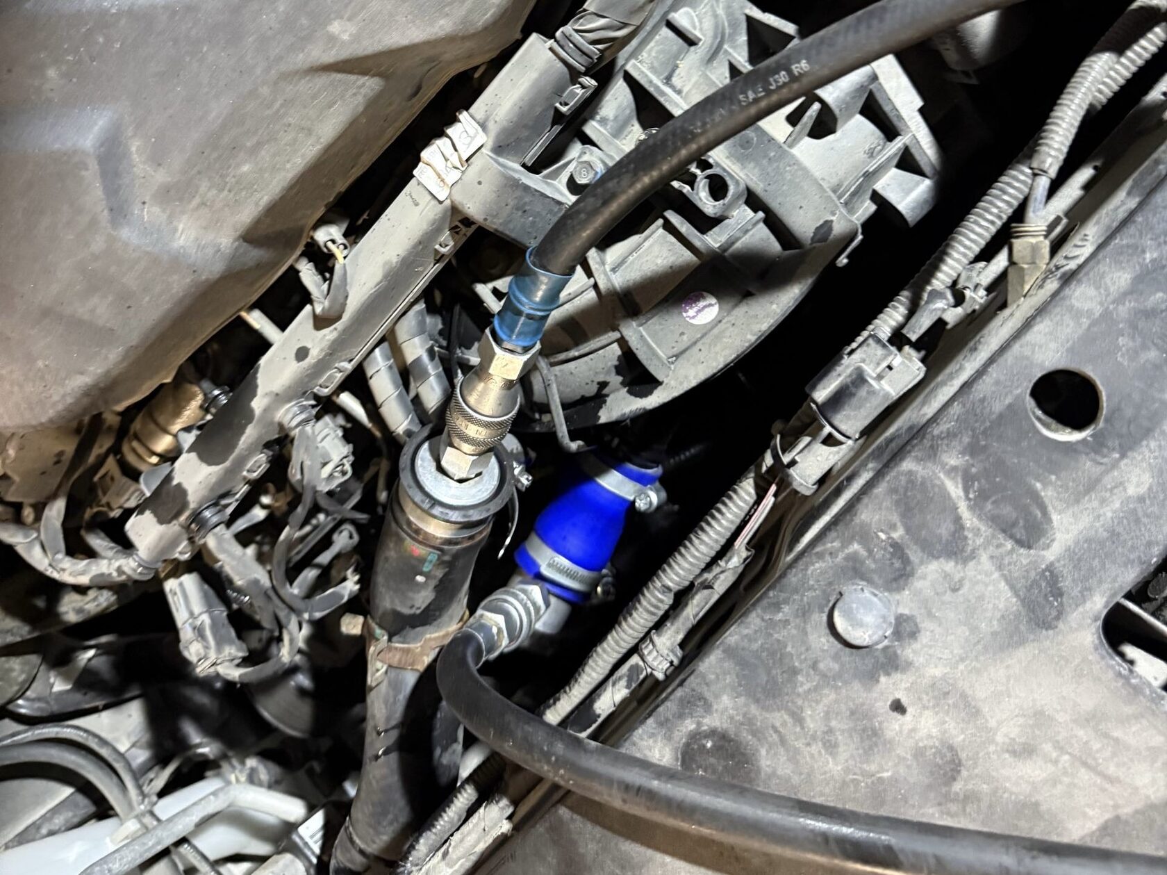 Подключаем станцию по аппаратной замене антифриза к верхнему патрубку охлаждения