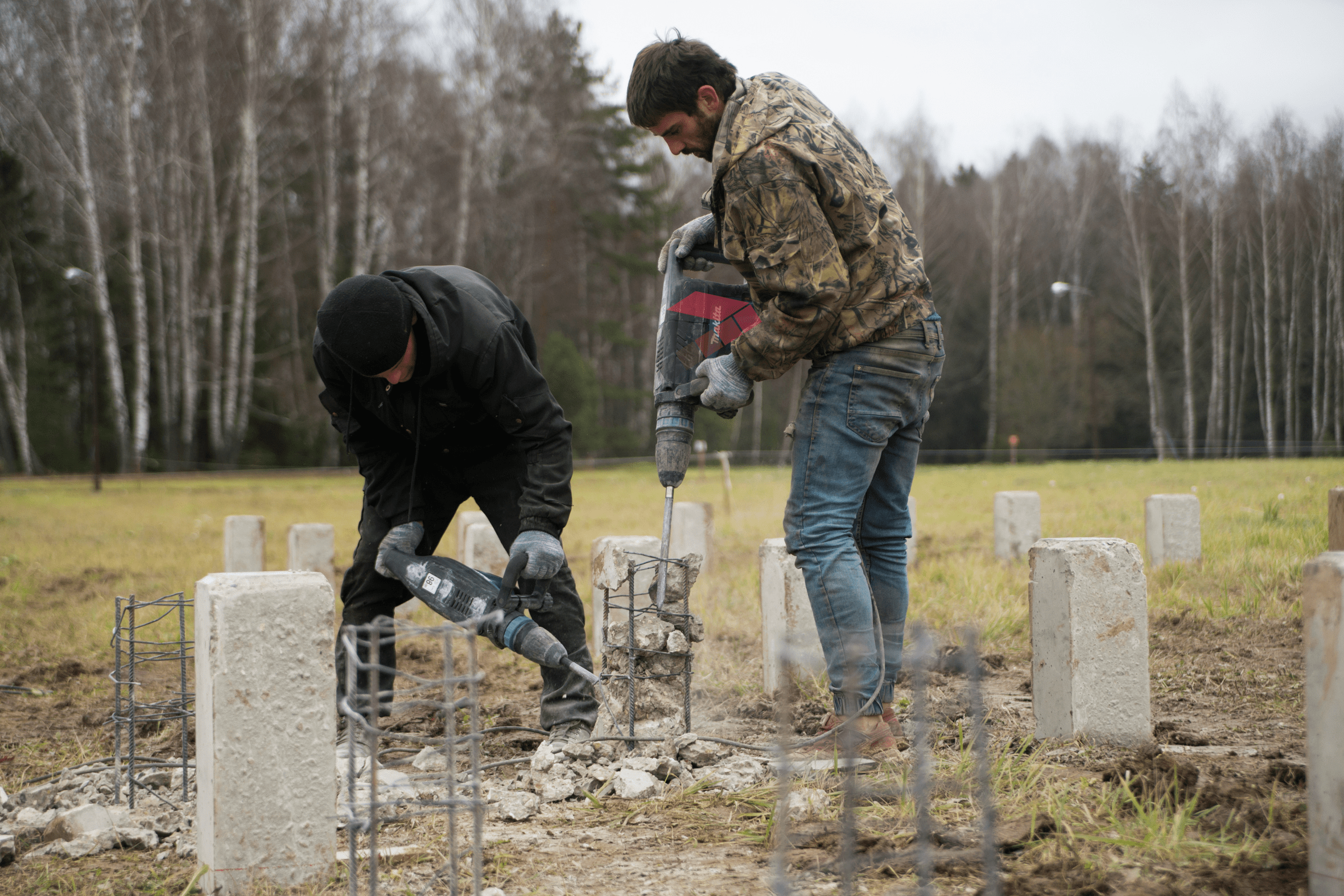 Забивают сваи. Как забивают сваи. Острие жб сваи. Забивать сваи под фундамент.