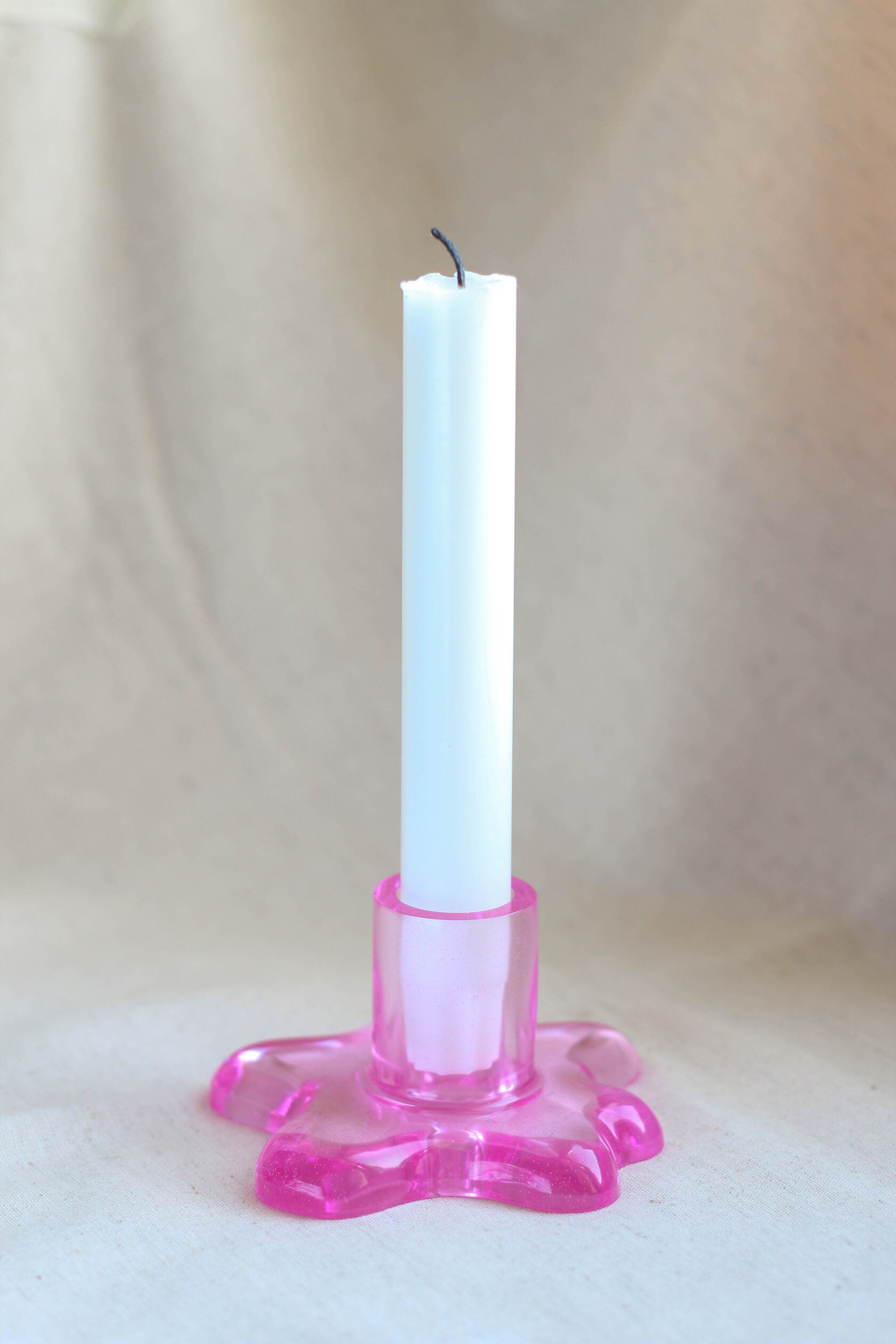 Подсвечник из эпоксидной смолы розовый