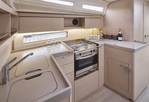 Парусная яхта Oceanis 40.1 – самый просторный семейный круизер