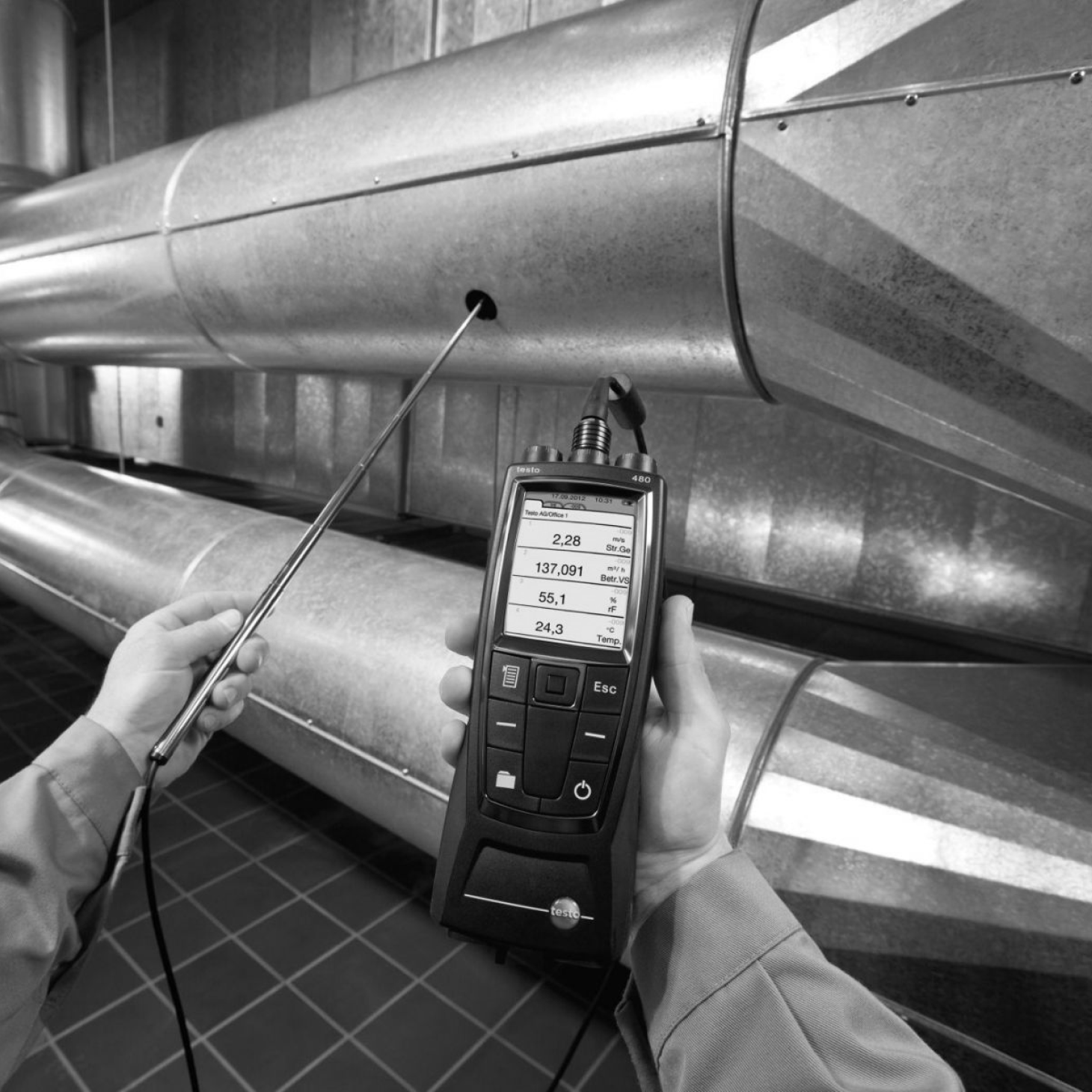 Специалист проводит пуско-наладочные работы вентиляции