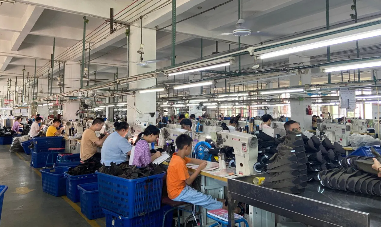 Склад кроссовок перед отправкой в Россию