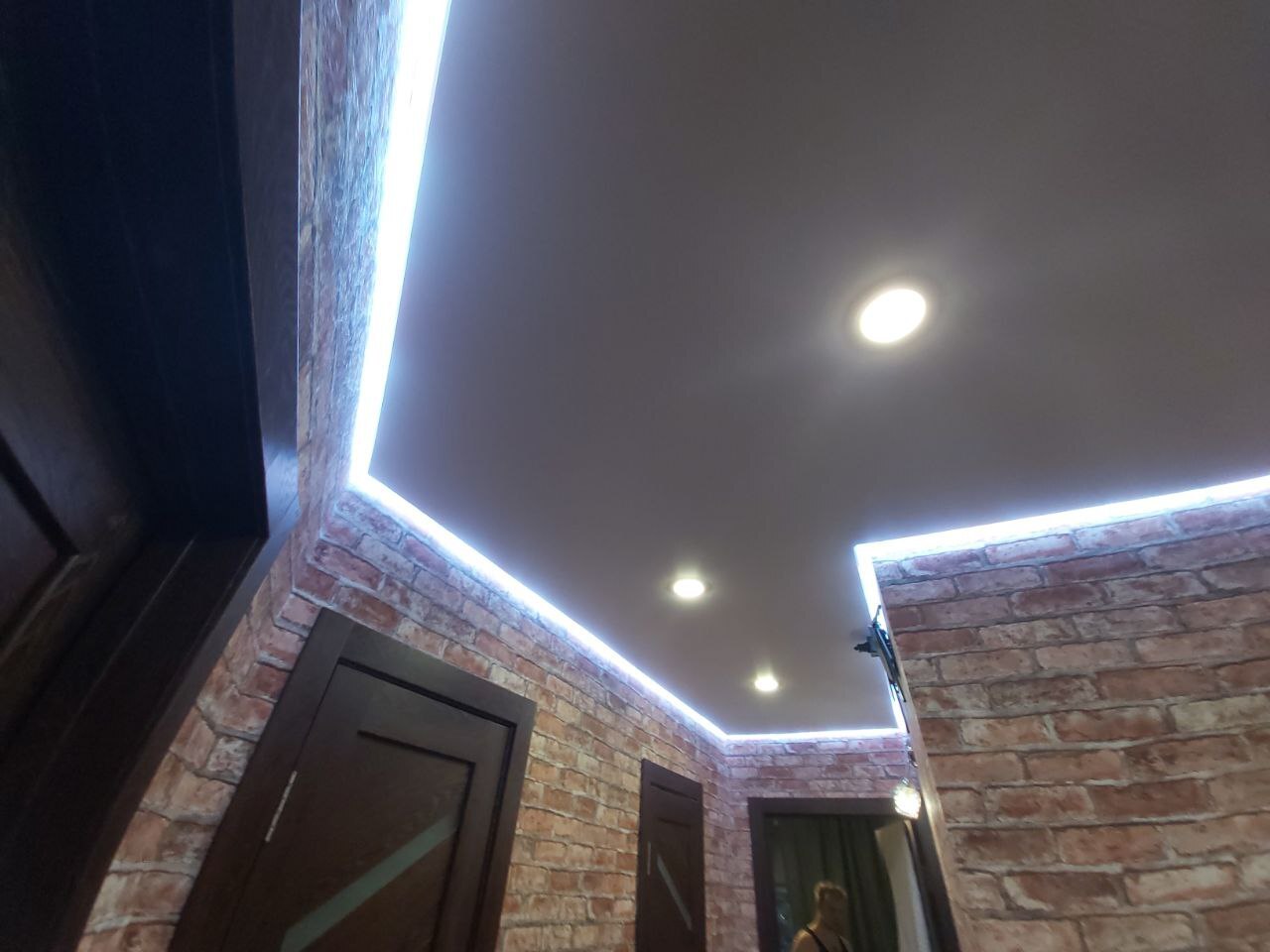 парящий потолок по периметру