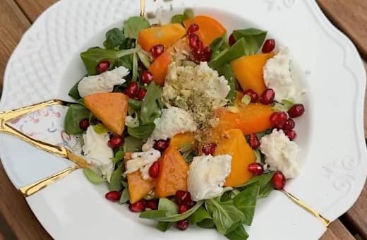 Приготовление салата с хурмой, моцареллой и зёрнами граната: шаг 6