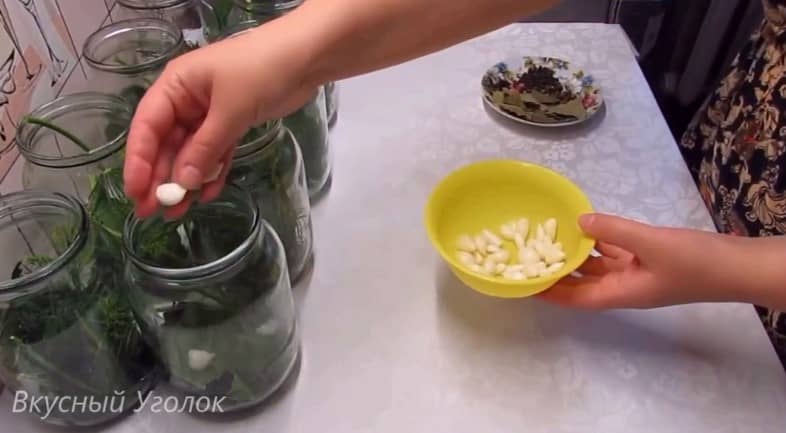 Приготовление маринованных огурцов на зиму с уксусом: шаг 5