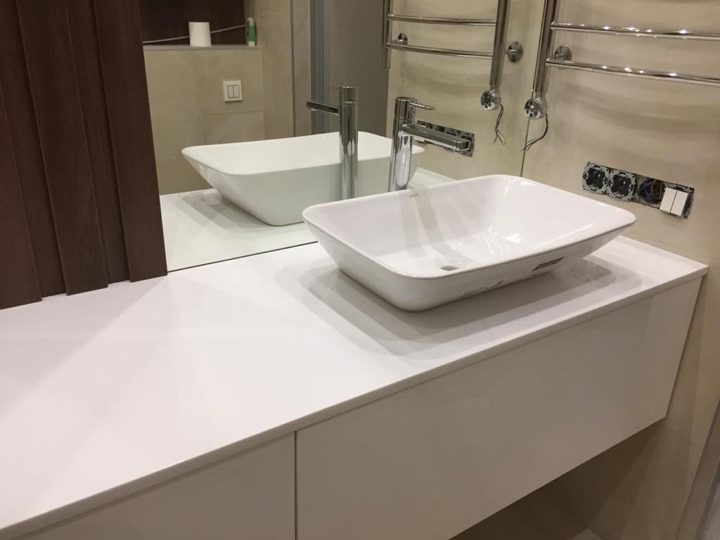Белая столешница для ванной комнаты. Cersanit Calla 54 в столешнице. Столешница для ванной. Столешница из искусственного камня в ванную. Ванная со столешницей.