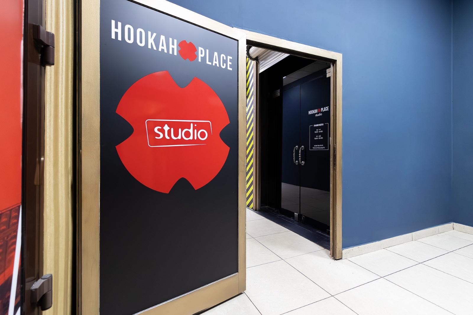 Вывеска Studio у входа