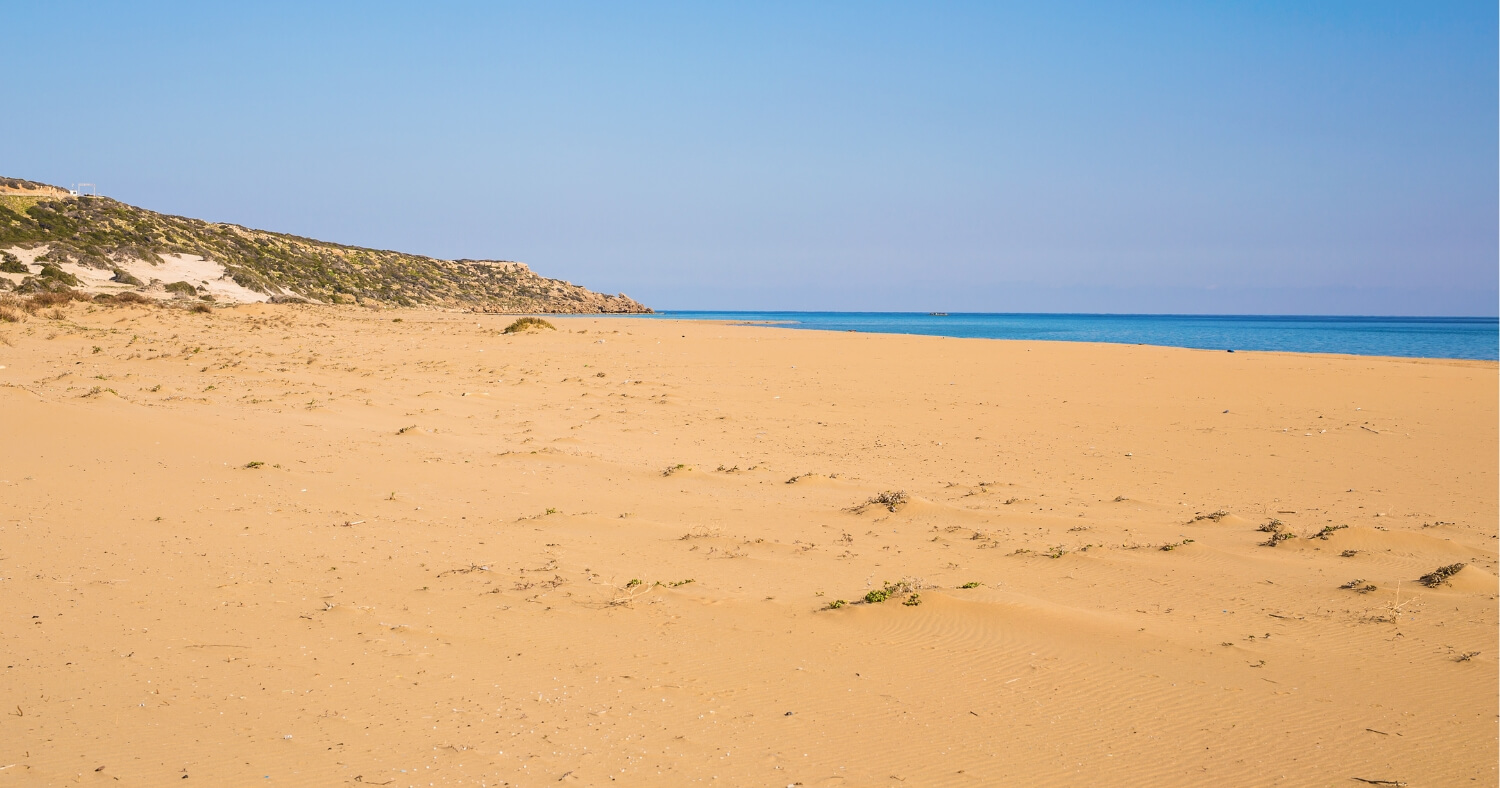 Песчаный берег Golden Beach на Северном Кипре