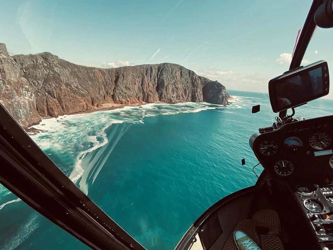 Вид из кабины вертолета на Японское море
