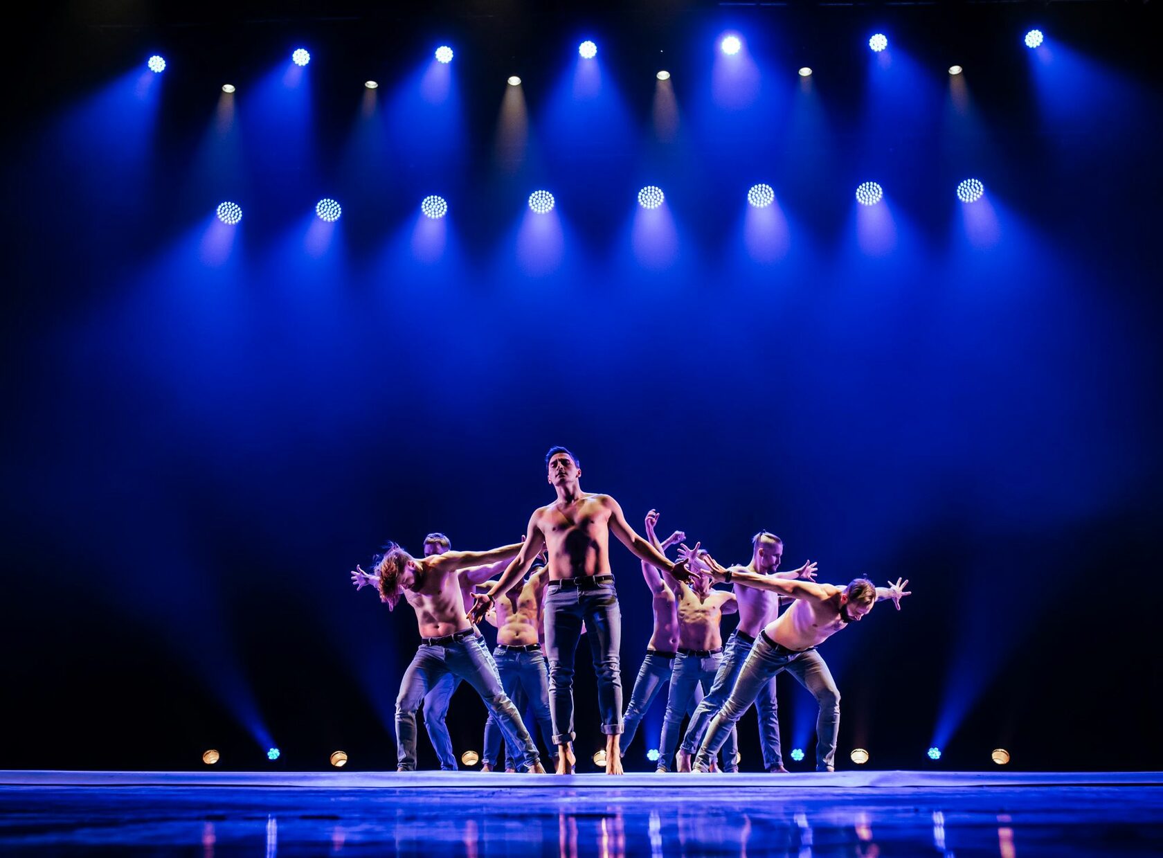 шоу под дождем белгород 2022. шоу под дождем санкт-петербургский театр искушение. шоу под дождем участники. шоу дождь екатеринбург. шоу под дождем екатеринбург.