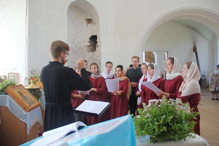 Пение волонтеров в женском монастыре села Сура Архангельской области