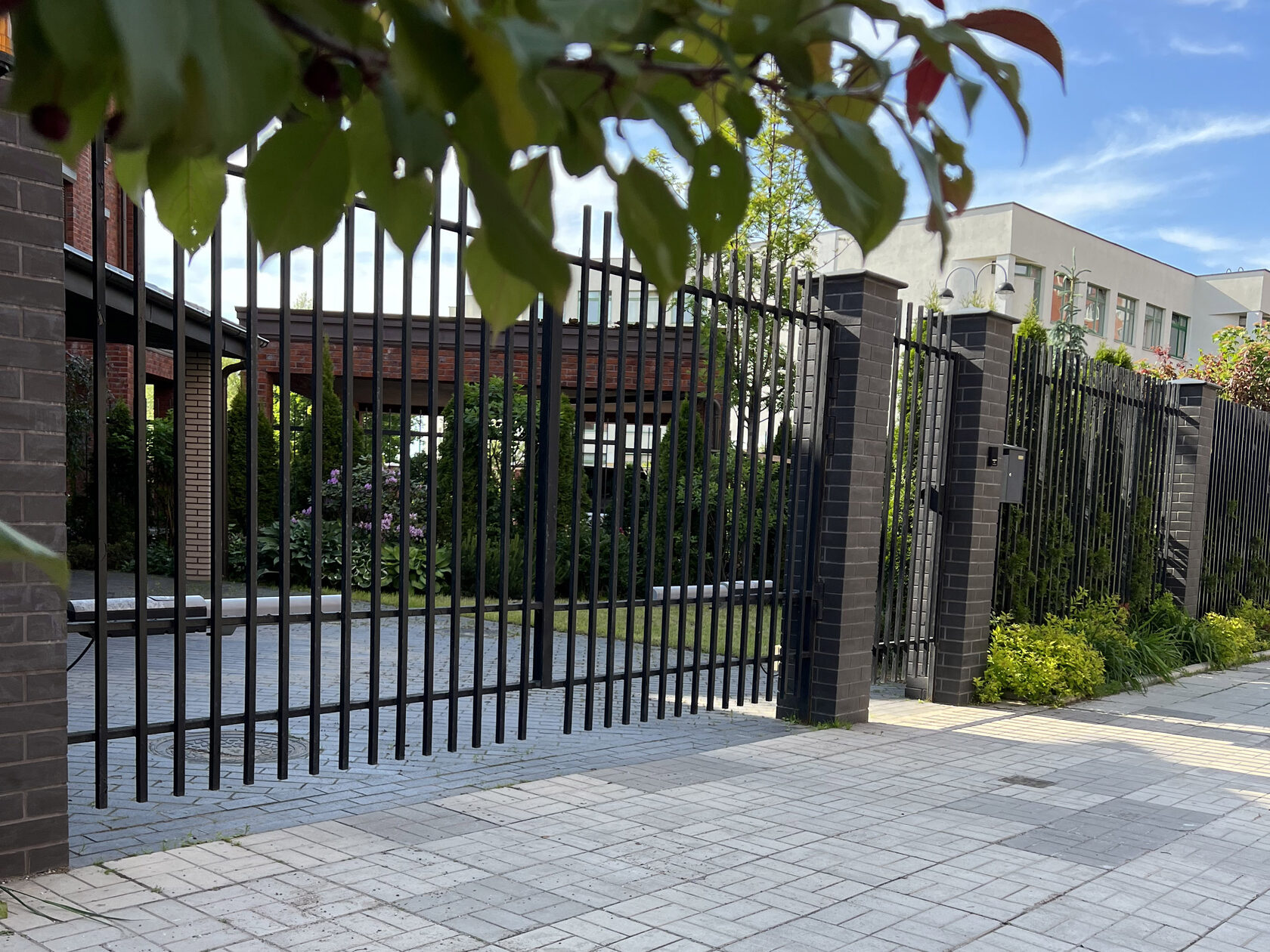 объявление на заборе. забор работа прайс. монтаж забора 1 погонный метр. расценки по монтажу заборов. погонный метр забора из профлиста.