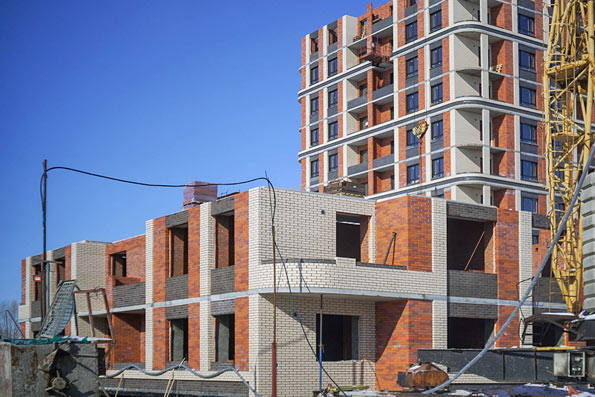 кирпичный жилой дом в Новосибирске — новостройка с кирпичными стенами